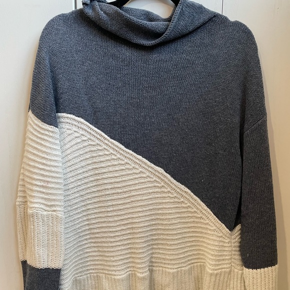 Boutique sweater - Picture 2 of 5